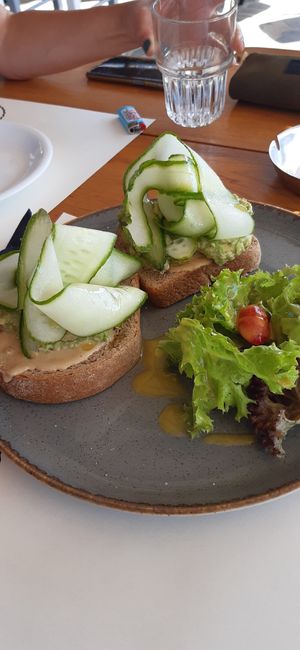 Μαύρο ψωμι χωρίς γλουτενη, με ταχινι και αγγούρι. at Yucca in Donoussa