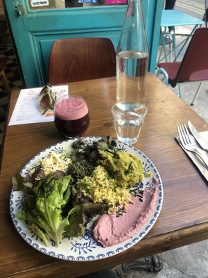 Superfood plater and purple power smoothie    at Sol Semilla in Paris