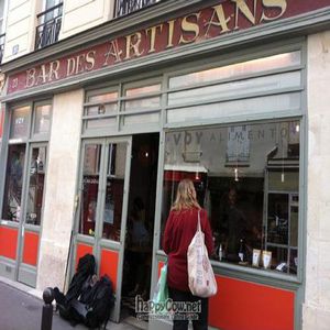 Outside Voy Alimento June 2011 at Sol Semilla in Paris