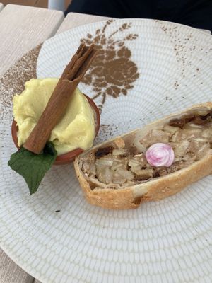 Apfelstrudel mit Vanille-Eis   at Boat House Bar in Mallorca