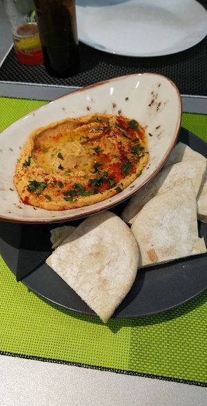 Hummus y pan de pita recién horneado at Plantae Gastrobar  in Tenerife