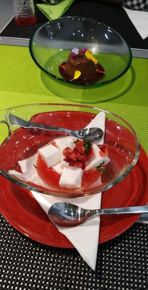 Pannacotta con fresas y albahaca y mousse de chocolate y flores at Plantae Gastrobar  in Tenerife