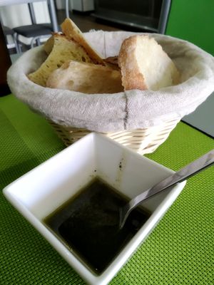 Panes variados con pesto de anacardos at Plantae Gastrobar  in Tenerife