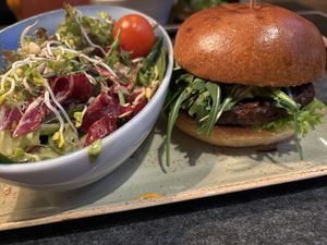 Pfefferbusch mit Beilagensalat  at Hans im Glück - Friedensplatz in Bonn