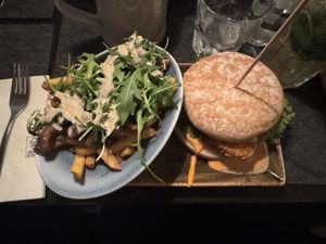 „Zeitgeist“-Burger and truffle fries.  at Hans im Glück - Friedensplatz in Bonn