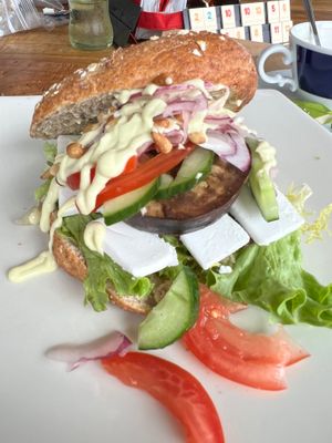 Bagel: Aubergine gegrild/ avocado crème/ vegan kaas/ pijnboompitten at Noderstraun in Schiermonnikoog