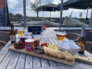 Beachplank: een prima vegetarische borrelplank    at Noderstraun in Schiermonnikoog