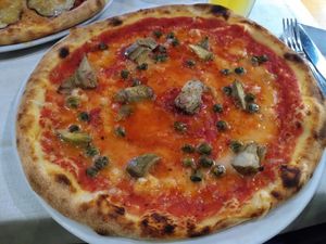 Pizza Napoli without anchovies and with vegan cheese and artichokes at Ristorante Caffetteria San Colombano in Lucca