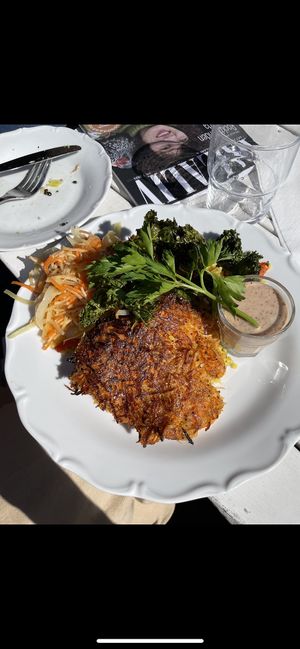 Morotsbiffar med svampcreme, rotsaker i ugn och grönkålschips! at Café Zorn in Mora