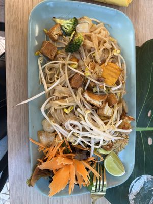 pad thai with tofu  at Yoya's Thai Kitchen in Albufeira
