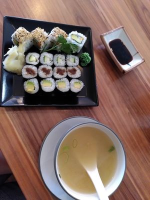 Sushi-Menü S1 (Inside Out mit Gurke, Avocado, Karotte & Maki mit Gurke, eingelegtem Kürbis und Avocado, Miso-Suppe) at Huang's in Mannheim