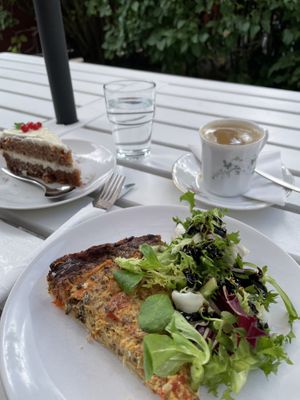 Sienipiirakka ja porkkanakakku at Gamla Stan in Ekenaes