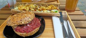 Sandwich chorizo vegan et hamburger DJINN at Green Witches in Mons