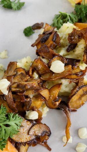 mashed potatoes with barbecue pulled mushrooms 😍  at Planet One in Arbon