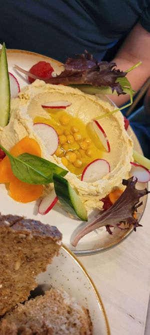 Himmusteller mit Mixed Pickles at Glückstein in Mannheim