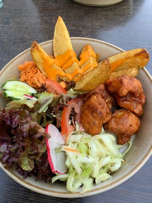 Blumenkohl Wings mit Wedges at Glückstein in Mannheim