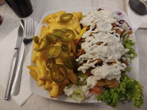 Der Whönerteller mit Chili"cheese"fries at Veganbar in Bremen