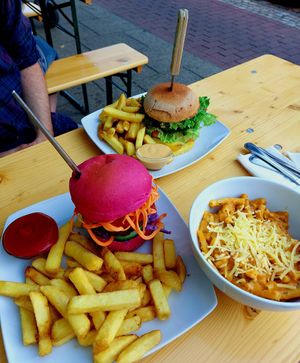 Unicorn burger & onionator + macncheese at Veganbar in Bremen