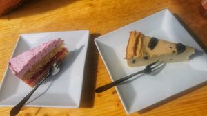 Johannisbeertorte und Oreo-Käsekuchen at Veganbar in Bremen