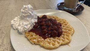 Waffeln mit heißen Kirschen und Sahne  at Veganbar in Bremen