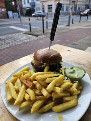 Laugenschmaus mit Pommes und Basilikummayo at Veganbar in Bremen