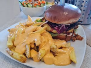 Der "Monatsburger" mit Pommes und Cheeze Sauce at Veganbar in Bremen