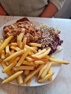 Pommes mit Jägerschnitzel at Veganbar in Bremen