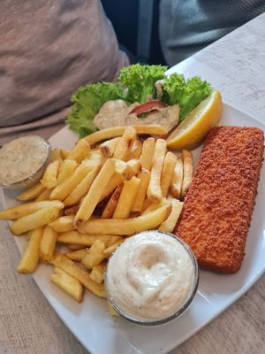 Pommes mit Visch und Remoulade at Veganbar in Bremen