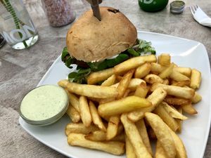 brger & fries at Veganbar in Bremen