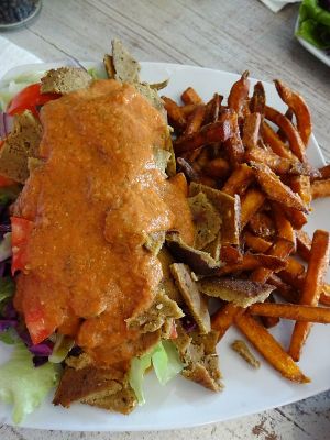 whöner with sweet potatoe chips at Veganbar in Bremen