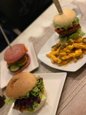 Indian styled burger, unicorn burger, chilli cheese fries at Veganbar in Bremen