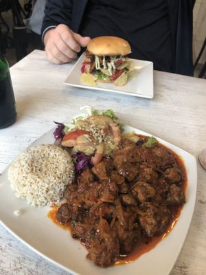 Gulasch und der Monatsburger at Veganbar in Bremen