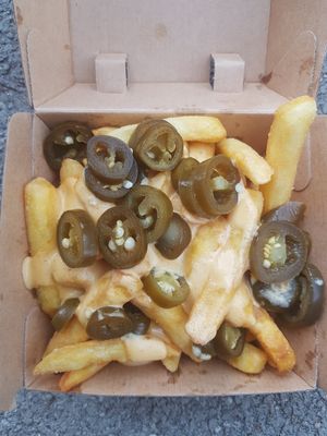Fries with cheese sauce and jalapeňos at Veganbar in Bremen