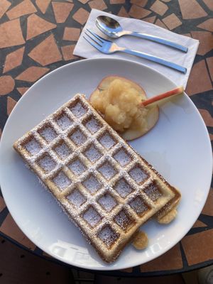 Vegane Waffel mit Apfelmus und Puderzucker at Kleines Waffelhaus in Luebeck