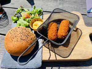 Veganistische draadjes’vlees’ kroketten met brood at De Zeemeeuw in Noordwijk