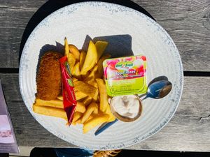 Kindermenu friet met draadjes’vlees’ kroket en vegan mayo! at De Zeemeeuw in Noordwijk