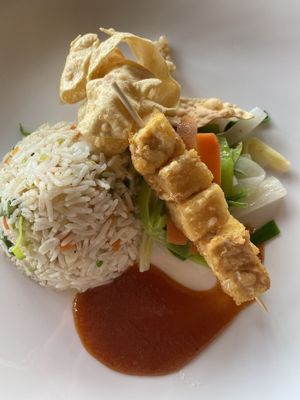 Vegan fried rice with vegetables and fried tofu, as well as papadum at The Lagoon in Lankanfinolhu