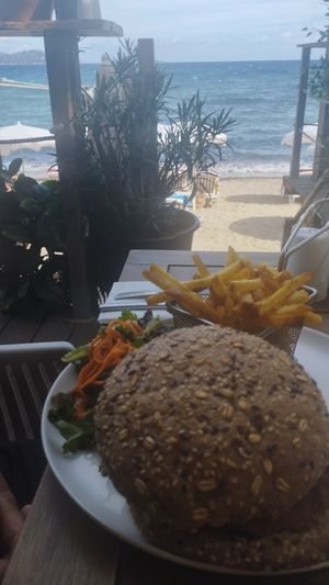 Vegan burger with a view at Paraiso Beach in Le Lavandou