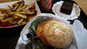 Menu 13.5€ un burger + frites au four ou salade + boisson + dessert at Ty Veggie in Brest