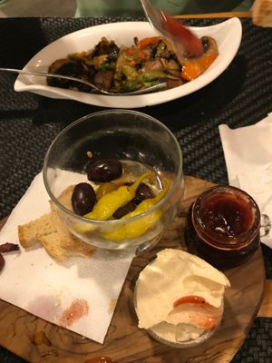 Nearly finished before I remembered to take a photo…olives, chilli, homemade hummus, chilli jam and homemade bread 😋 at 3 Pigs in Rhodes