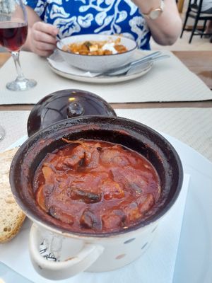 Mushroom Stifado (and giant butter beans with vegan feta) at 3 Pigs in Rhodes