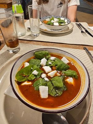 Vegane Riesenbohnen in Tomatensoße at 3 Pigs in Rhodes