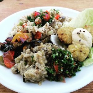 Thai rice, summer veggies, babaganoush and falafel. 100% vegasn, organic and gluten free, what else? 😋💚 at Vegamare in Alghero