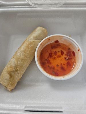 Mini-Frühlingsrollen: gebackene Teigrollen gefüllt mit Bio-Tofu, Bohnen, Glasnudeln, Morcheln, Kohlrabi und Frühlingszwiebeln, dazu hausgemachter Dip at Veganese Quan Chay in Leipzig