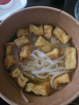 Vietnamesische Reisbandnudelsuppe: kräftige Gemüsebrühe mit tofu, Sojasprossen, verfeinert mit Lauchzwiebeln und Kräutern at Veganese Quan Chay in Leipzig