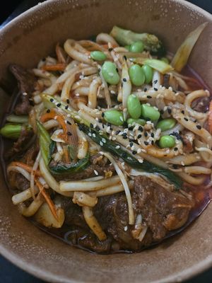 Udon Xao:
gebratene Udonnudeln mit veganem Rind, Gemüse, Sojasprossen, Zwiebeln, Kräutern und Röstzwiebeln at Veganese Quan Chay in Leipzig