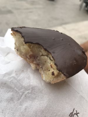 There’s no vegan pasticiotto but they have a delicious vegan pastry called fruttone (a sweet shortcrust, almond paste, à thin layer of jam and chocolate).  at Caffè Alvino in Lecce