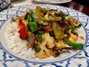 Kratiem met Thaise looksaus, extra groenten en rijst at L'Exotique in Blankenberge