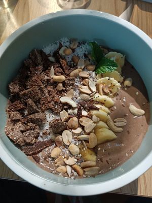 Chocolate smoothie bowl at KURUMI in Da Nang