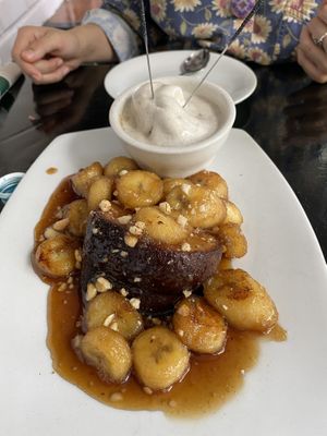 Bananas Foster so delicious and you can tell it’s made from scratch with love. Those sticks in the ice cream were SPARKLERS 🎇✨ at Jonny NoBones at the Old Riverhouse Vegan Village in Fort Lauderdale